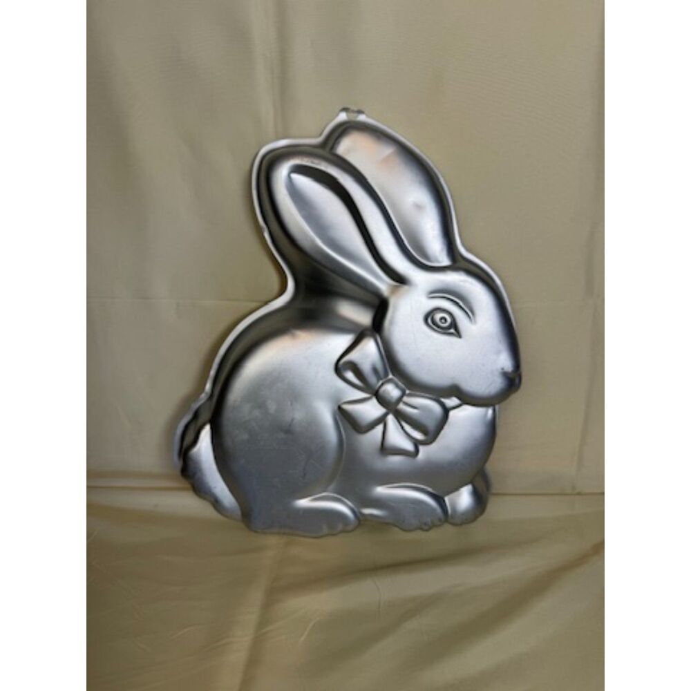 Wilton Vintage 1986 Sitting Bunny Rabbit Cake Pan Aluminum Easter Mold 2105-2015